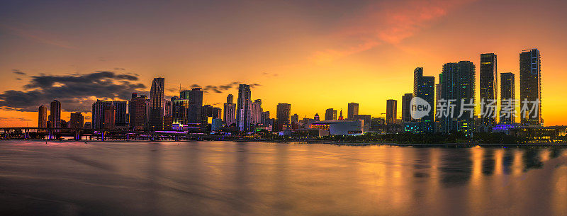 迈阿密市区天际线和比斯坎湾上空的日落