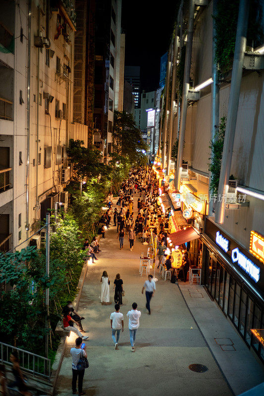 涩谷横切的夜生活，东京涩谷的一个酒吧区