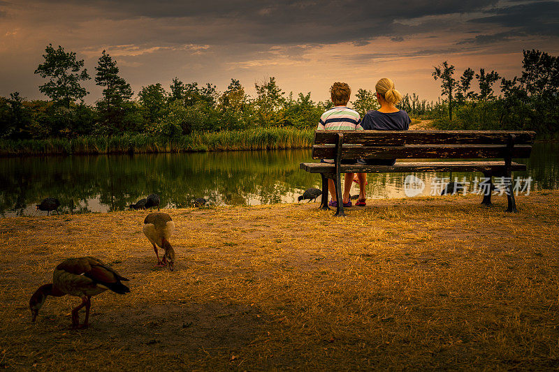母亲和孩子在湖边休息
