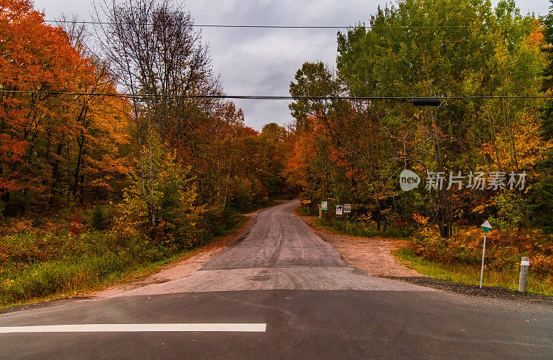 秋天的乡村路