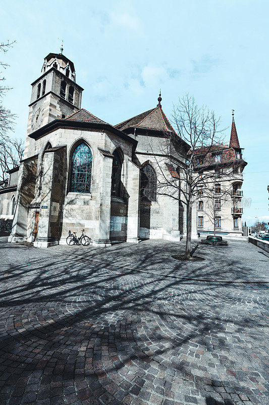 瑞士日内瓦的圣皮埃尔教堂及其后面的圆形长凳