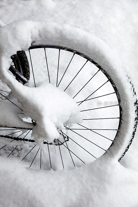 冰雪覆盖的自行车