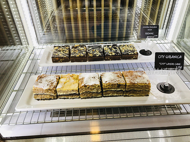 斯洛文尼亚的卢布尔雅那出售城市层蛋糕和布朗尼蛋糕。