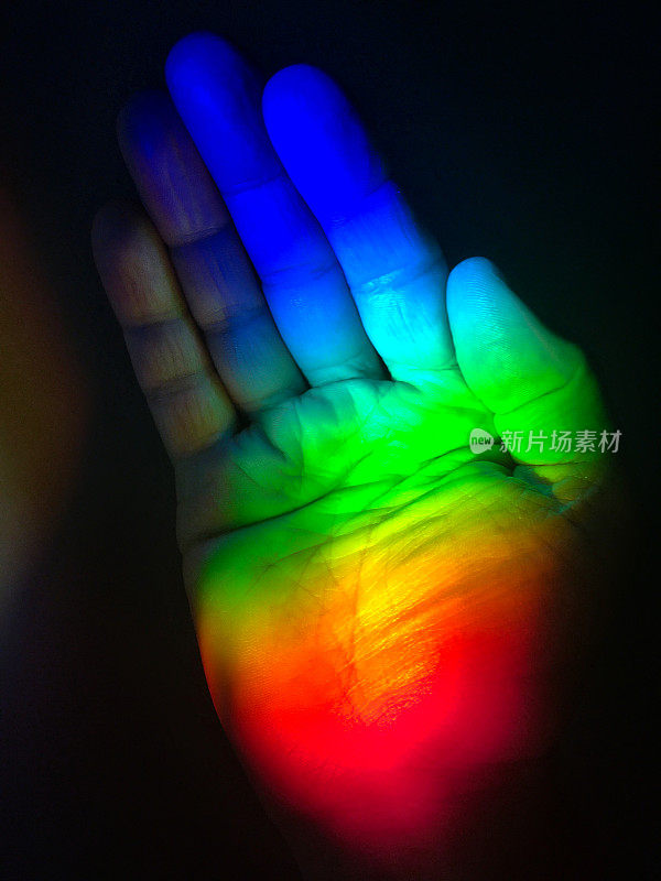 彩虹光谱充满活力的颜色覆盖手掌