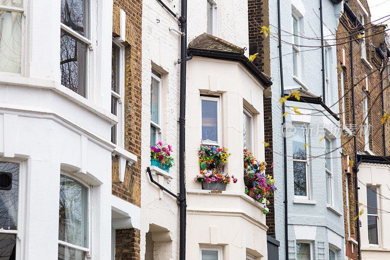 伦敦汉普斯特德住宅区街道上的传统维多利亚式联排别墅