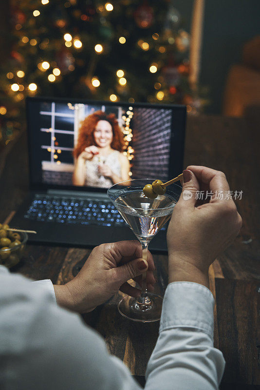 朋友们在网上用香槟庆祝节日