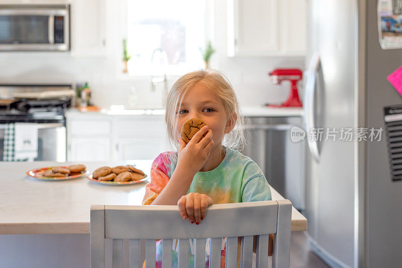 可爱女孩在家吃饼干的肖像