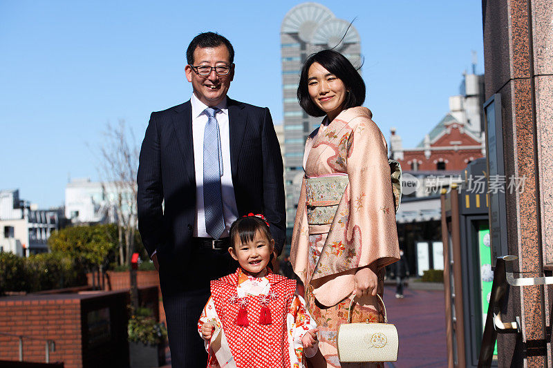 日本父母和他们的女儿在志一去圣庆祝股票照片