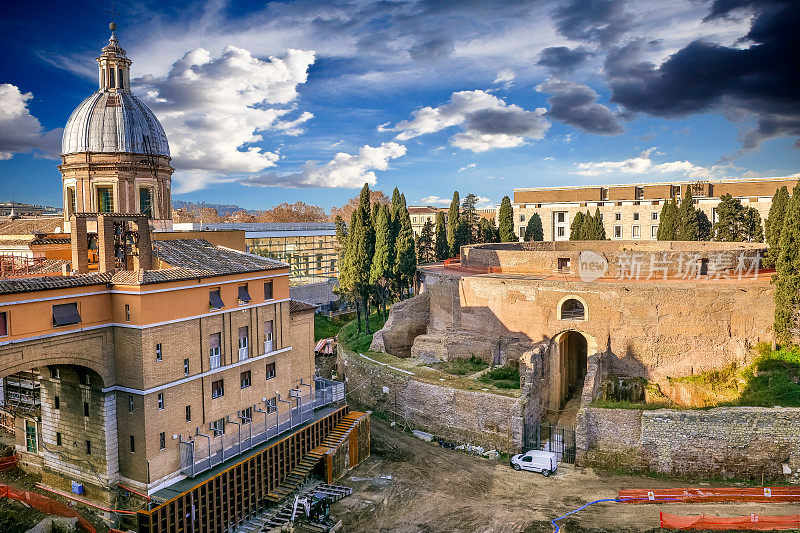 雄伟的奥古斯都陵墓在罗马中心的最后挖掘