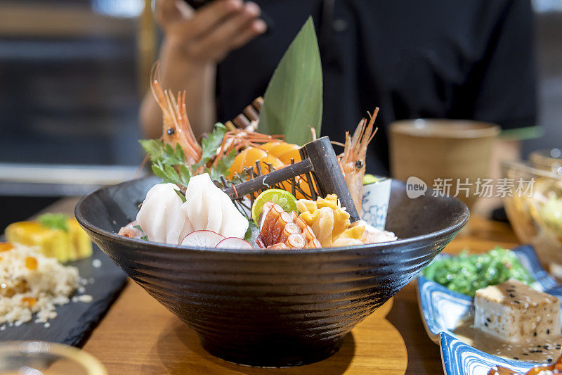 日式料理餐厅的生鱼片