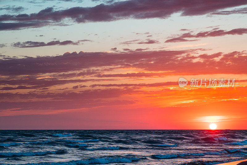 日落时海面上的云景