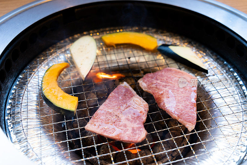 日本一家烧肉团餐厅的烤肉和蔬菜。