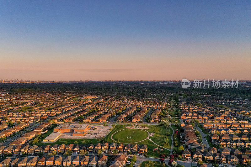 加拿大沃恩，Woodbridge和Kleinburg的独立复式住宅，在麦肯齐博士和Islinton大街的住宅区的鸟瞰图