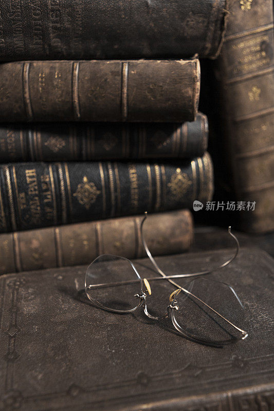 古董精装书与眼镜