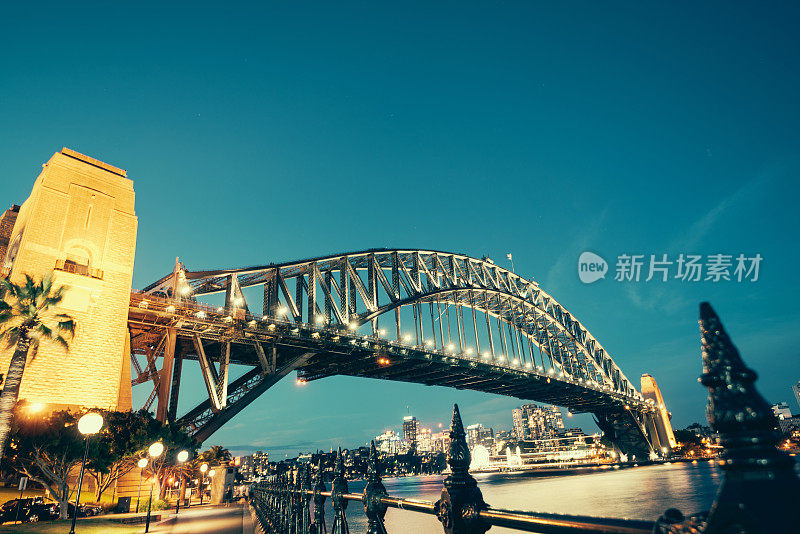 夕阳下的悉尼海港大桥——澳大利亚夏季著名的地标