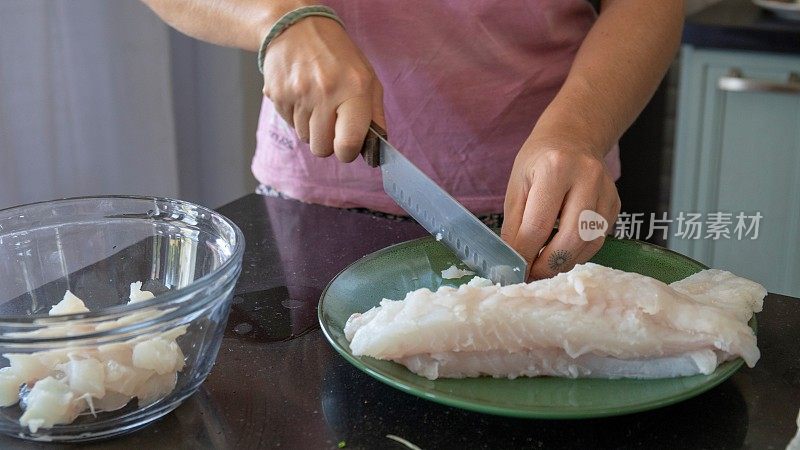 年轻女子在家里准备酸橘汁腌鱼