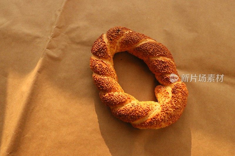 土耳其香脆百吉饼，棕色包装纸上撒有芝麻