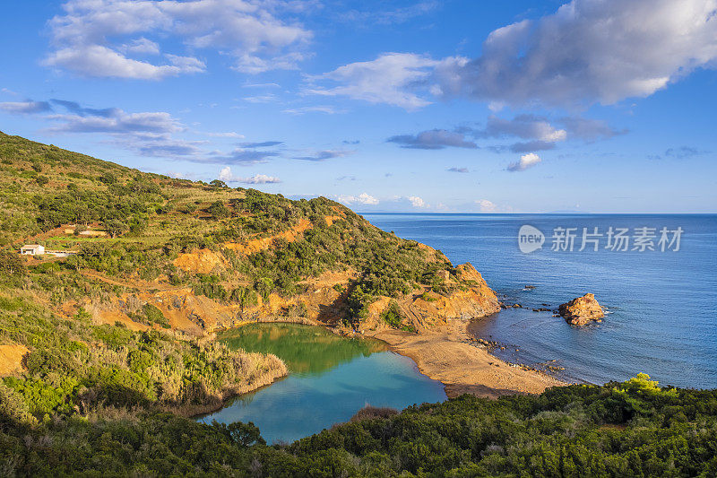 厄尔巴岛，Terranera海滩和湖(意大利托斯卡纳群岛)