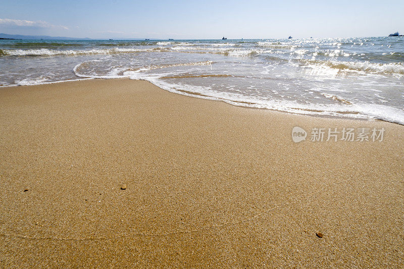 沙滩上碧绿的海水柔软的波浪。