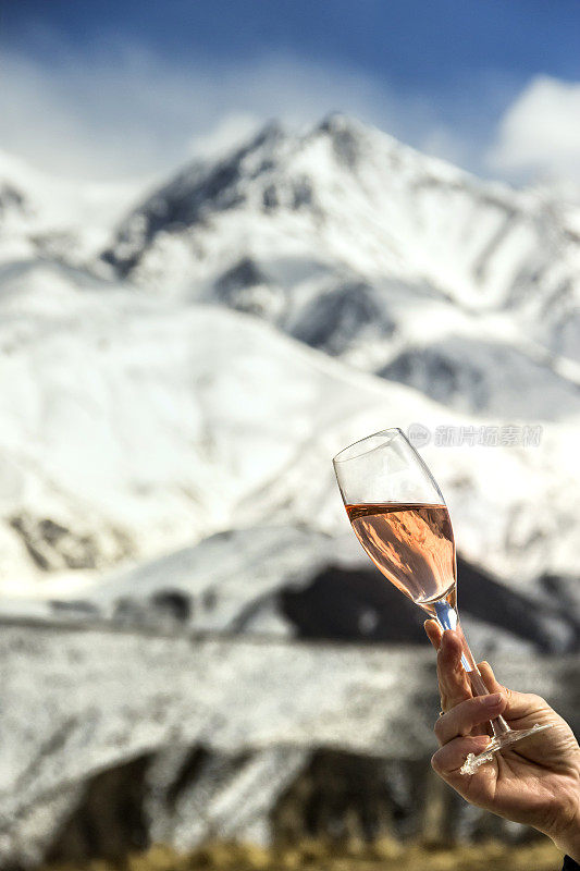 在雪山中，庆祝的香槟酒升起。