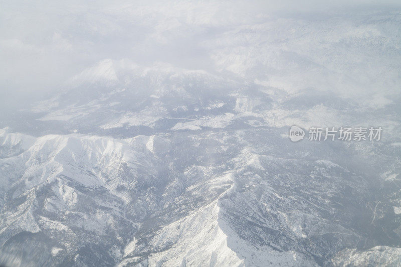 白云之上的雪山。