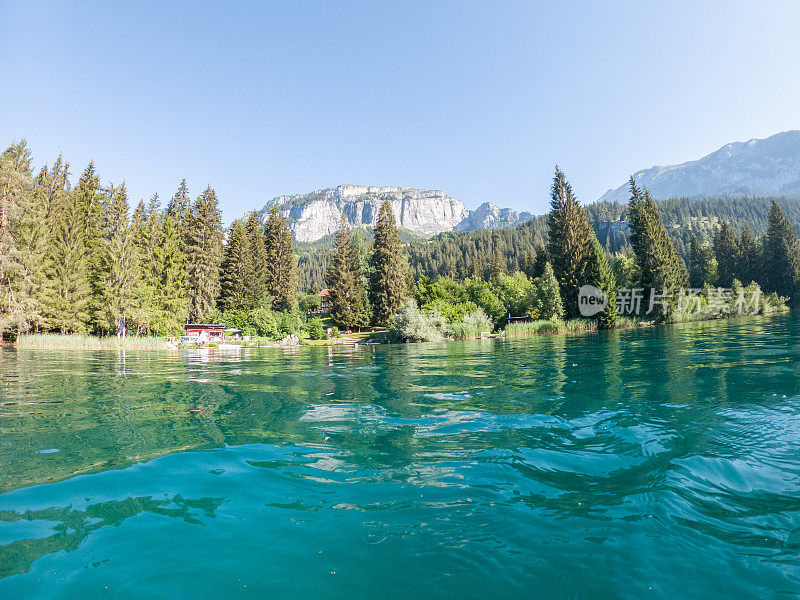 广角视图的高山湖泊和山脉在瑞士