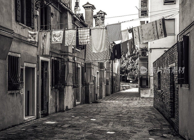 毛巾和衣服挂在威尼斯大街的晾衣绳上