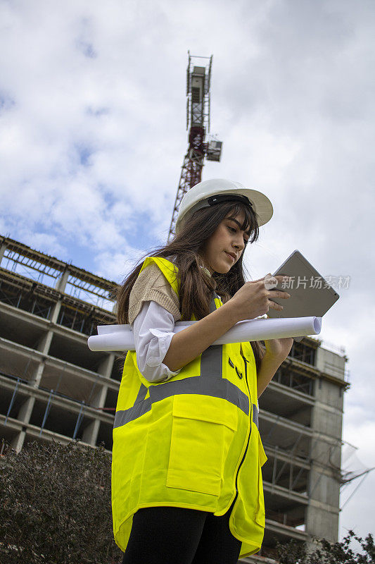 女建筑师在建筑工地与数字平板电脑