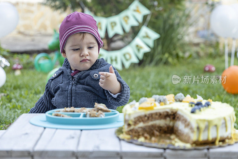 第一个生日。可爱的小男孩在花园里庆祝生日。