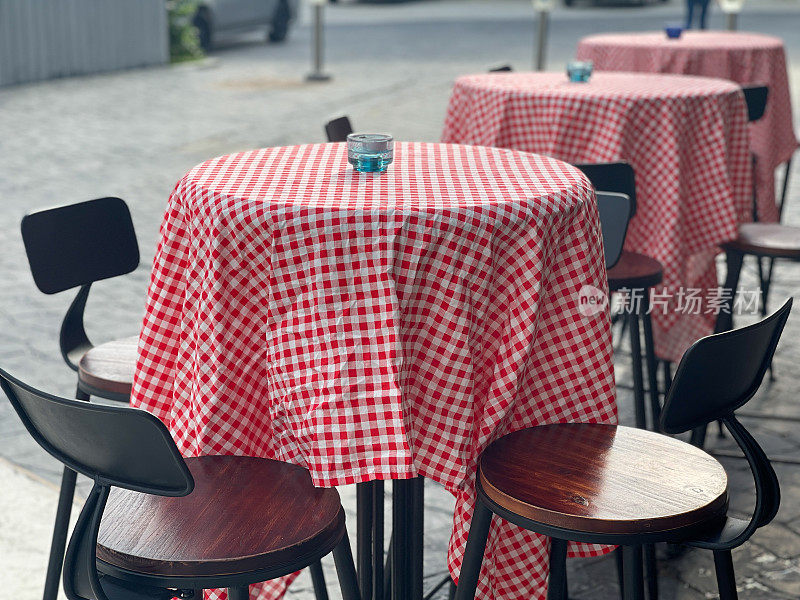 红白格子桌布的一排餐桌