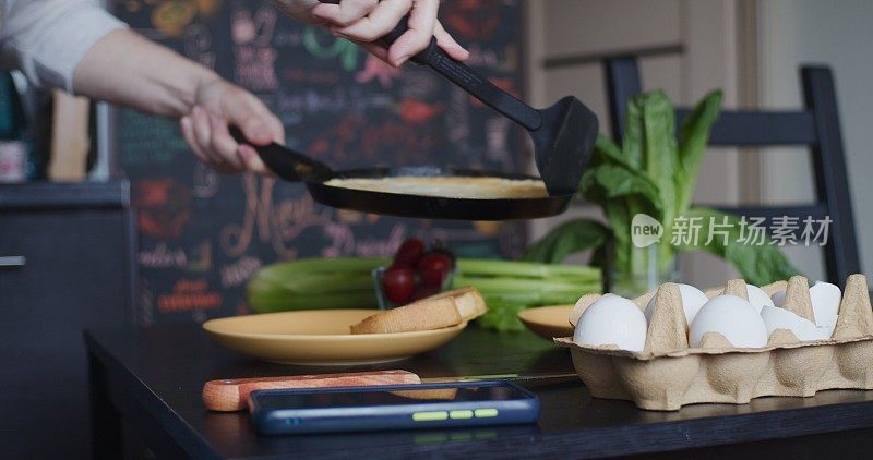 一位女士正在为两个人准备素食早餐。她没有使用任何塑料包装或器皿