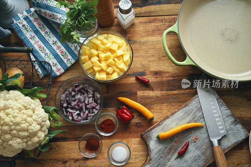 准备印度素食Aloo戈壁菜与土豆和花椰菜