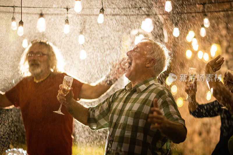 一群老年人在下雨的游园会上跳舞