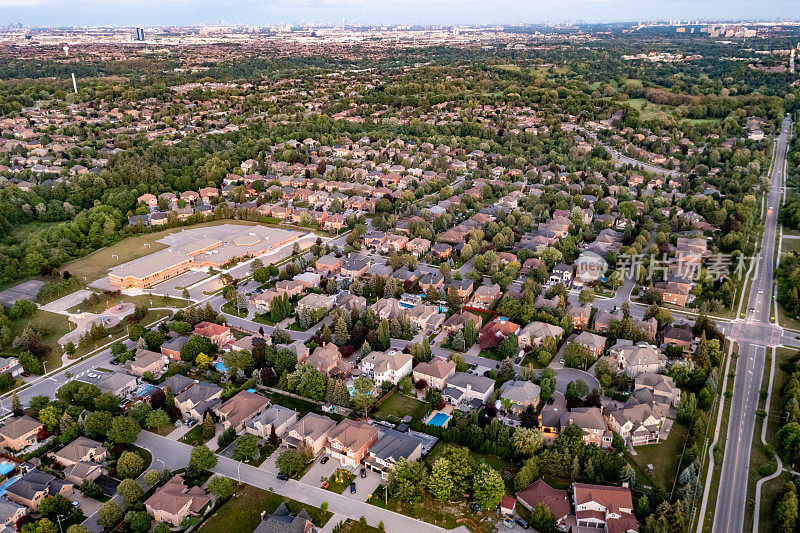 卢瑟福路和伊斯灵顿大街的鸟瞰图，位于Woodbridge的独立复式住宅在沃恩，安大略省，加拿大