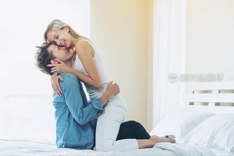 年轻夫妇在卧室床上浪漫的时刻