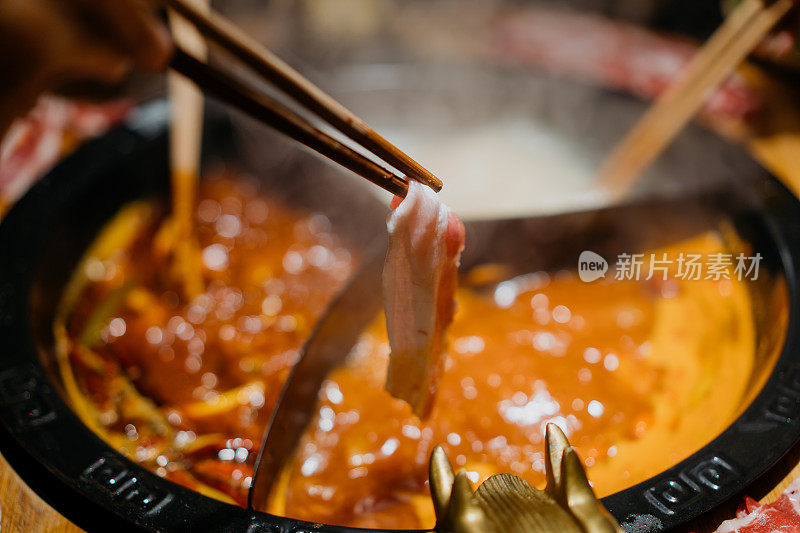 中国麻辣火锅里的猪肉片