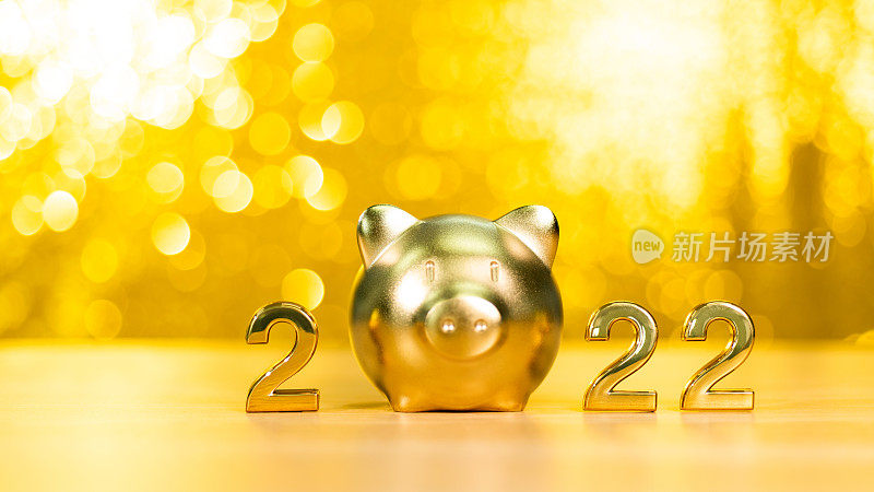 2022年新年和桌上的存钱罐