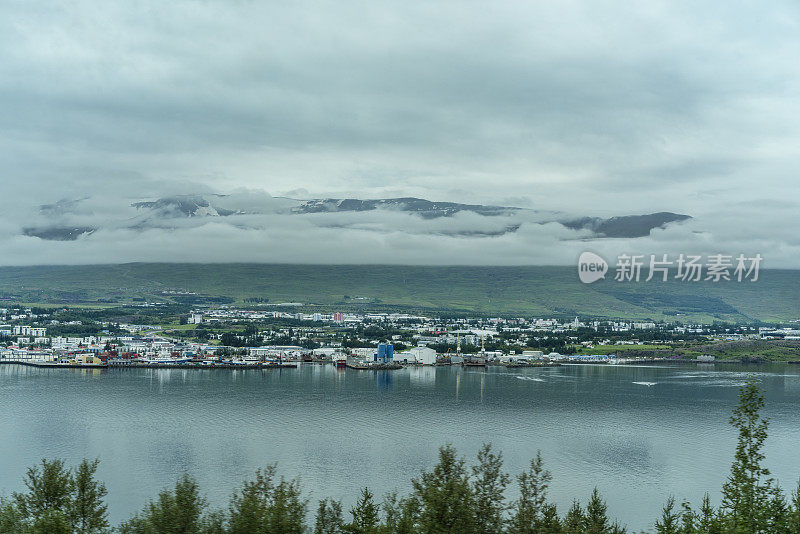 冰岛北部埃亚菲约尔峡湾上的阿库雷里全景图。