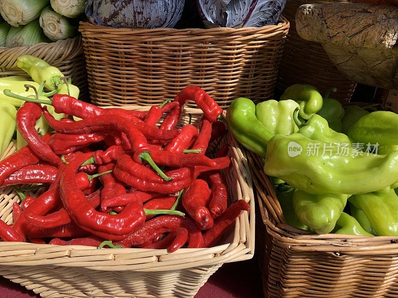 佛罗里达州西棕榈滩当地绿色市场的红绿辣椒
