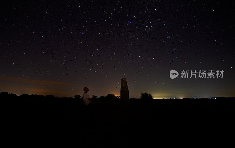 人类在大自然中仰望星空