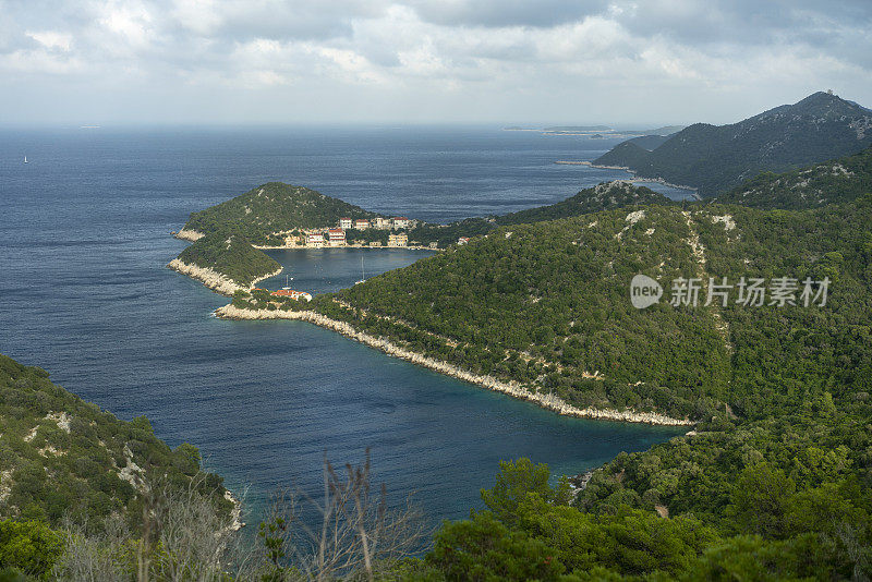 克罗地亚亚得里亚海拉斯托沃岛上的Zaklopatica小村庄的俯视图