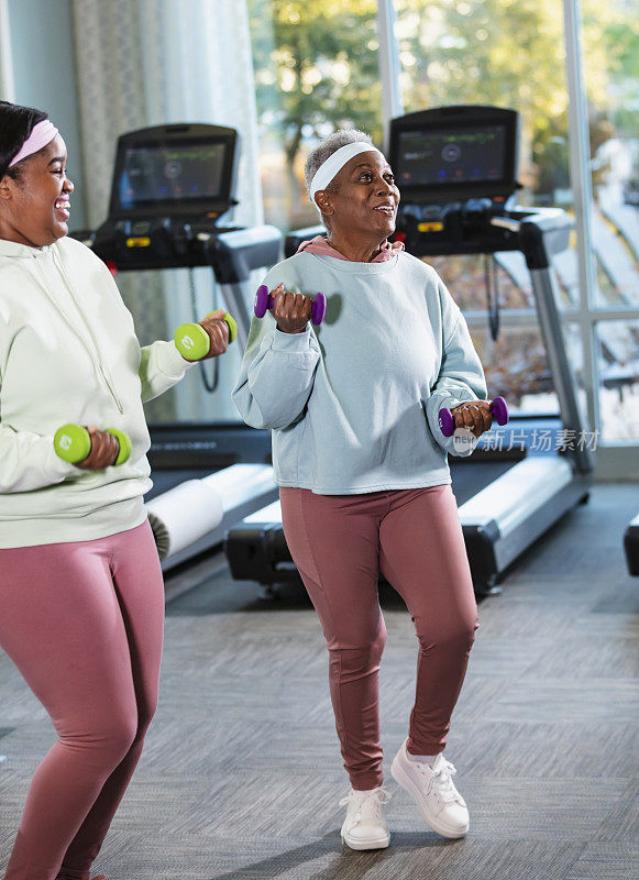 黑人老年妇女和女儿在健身房锻炼