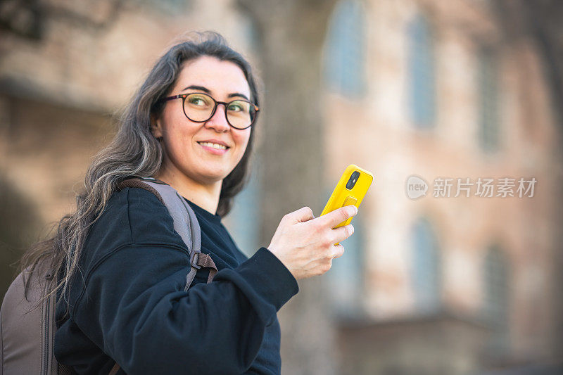 女人旅行和探索城市