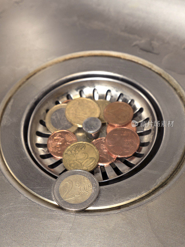 厨房水槽里有欧元硬币