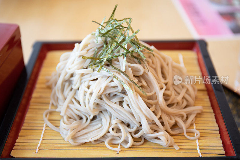 餐厅里的传统冷日本荞麦面