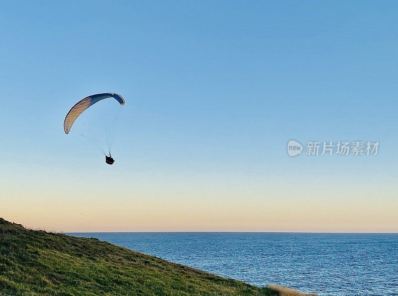 日落时分，在海岬跳伞