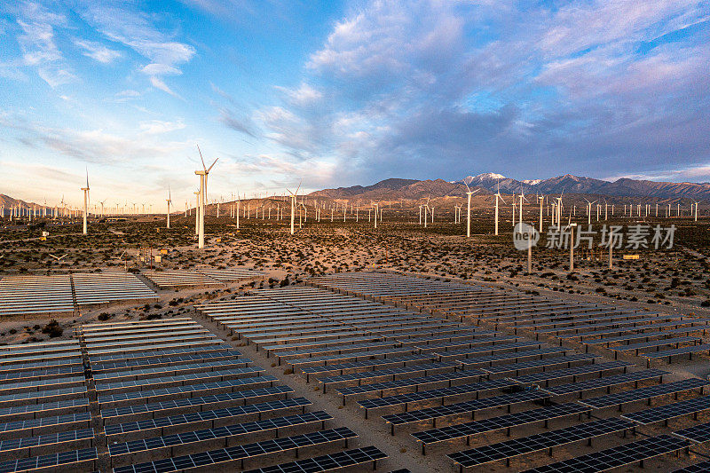 加州棕榈泉的太阳能电池板和风车上的鸟瞰日出