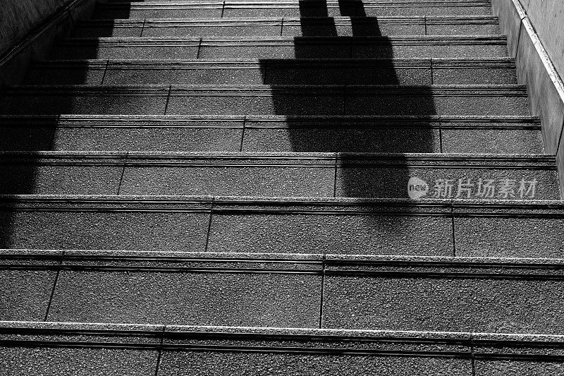一个人爬楼梯的影子