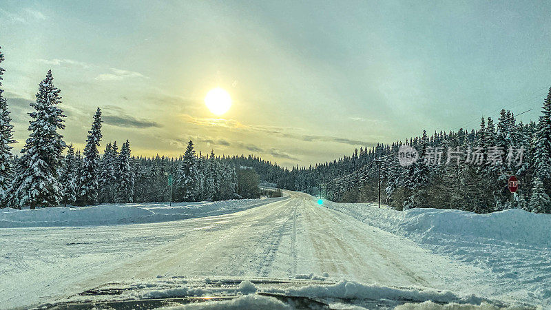 阿拉斯加的冬季之路和日出
