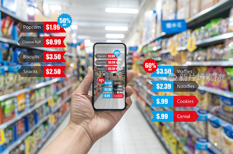 男人拿着智能手机，用增强现实在超市买食物